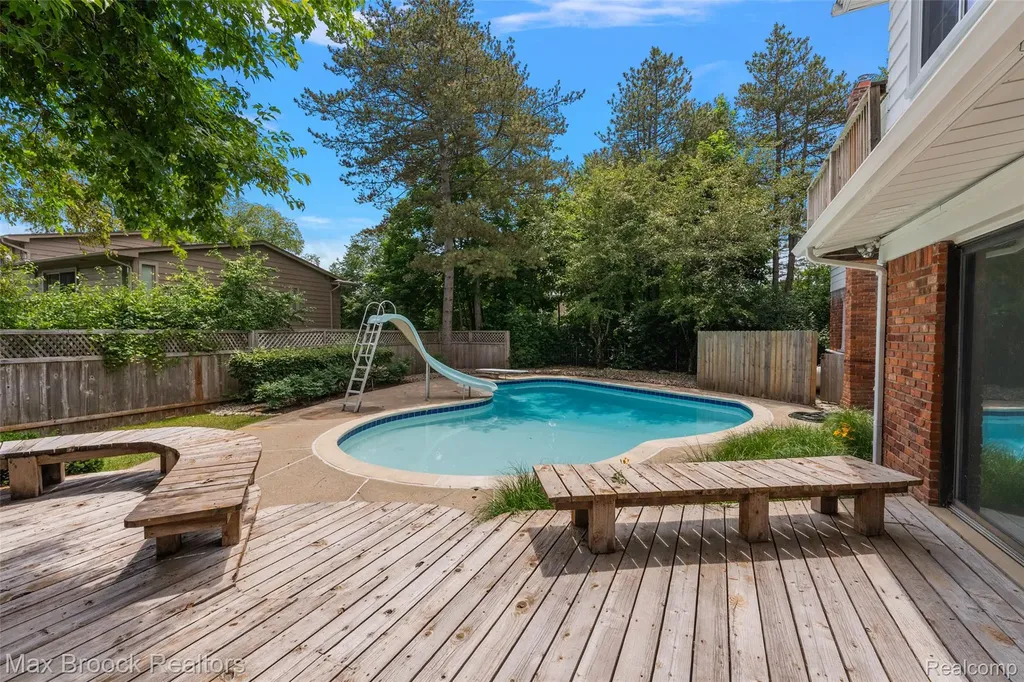 4525 Valleyview Drive West Bloomfield Charter Township MI 48323