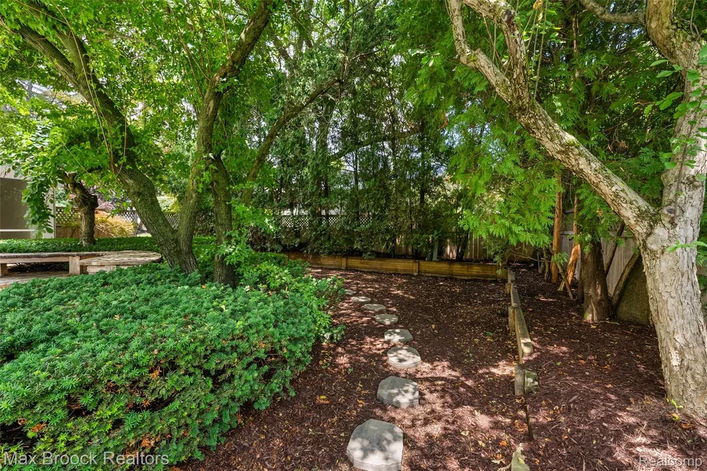 4525 Valleyview Drive West Bloomfield Charter Township MI 48323