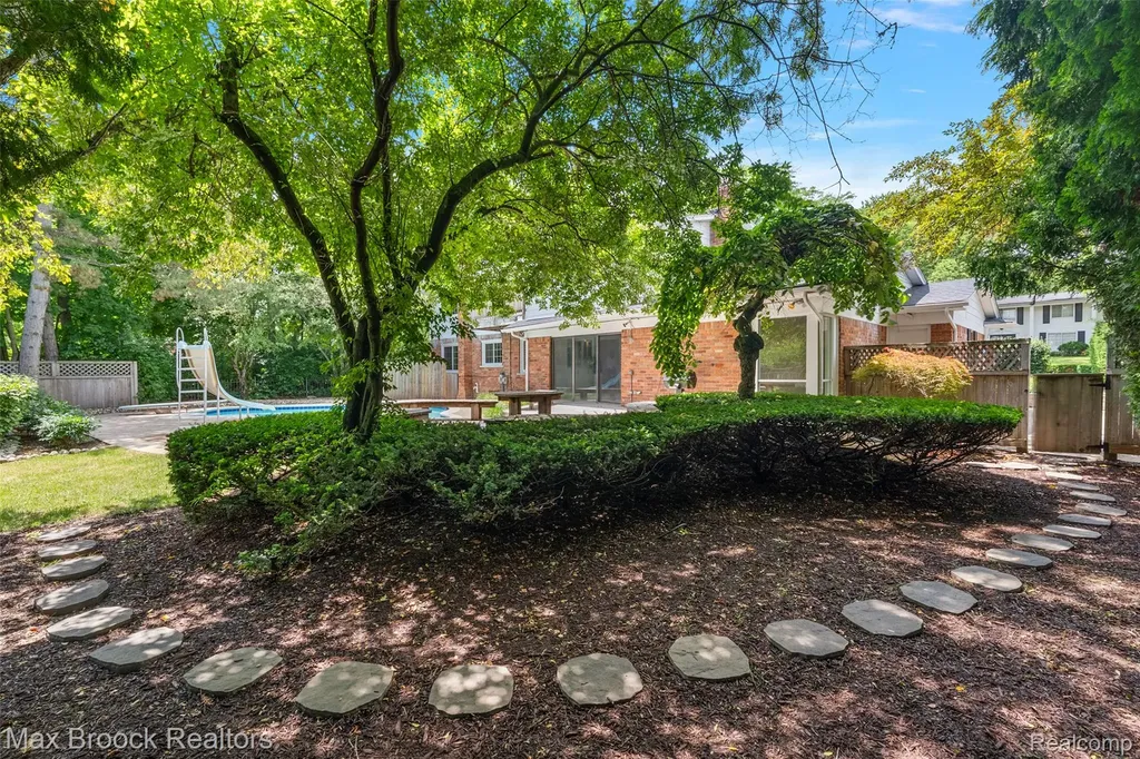 4525 Valleyview Drive West Bloomfield Charter Township MI 48323