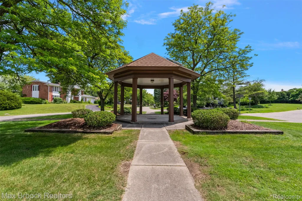 4525 Valleyview Drive West Bloomfield Charter Township MI 48323