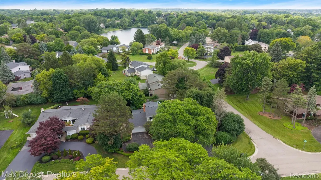 4525 Valleyview Drive West Bloomfield Charter Township MI 48323