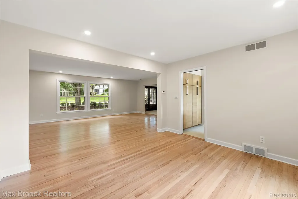 4525 Valleyview Drive West Bloomfield Charter Township MI 48323
