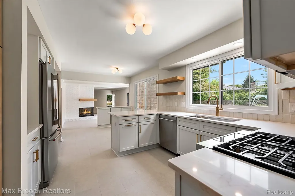 4525 Valleyview Drive West Bloomfield Charter Township MI 48323