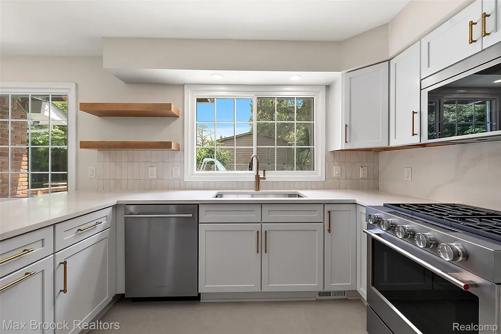 4525 Valleyview Drive West Bloomfield Charter Township MI 48323