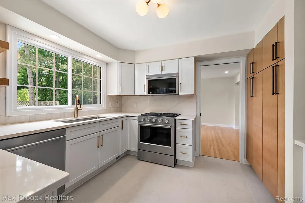 4525 Valleyview Drive West Bloomfield Charter Township MI 48323
