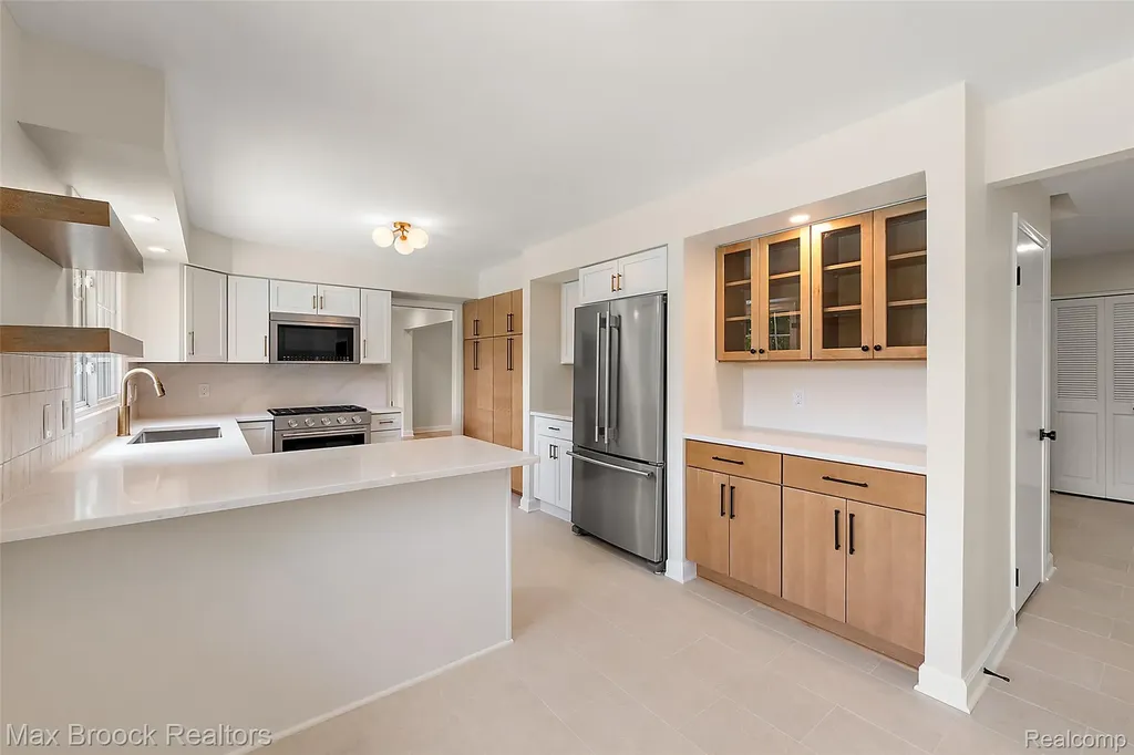 4525 Valleyview Drive West Bloomfield Charter Township MI 48323