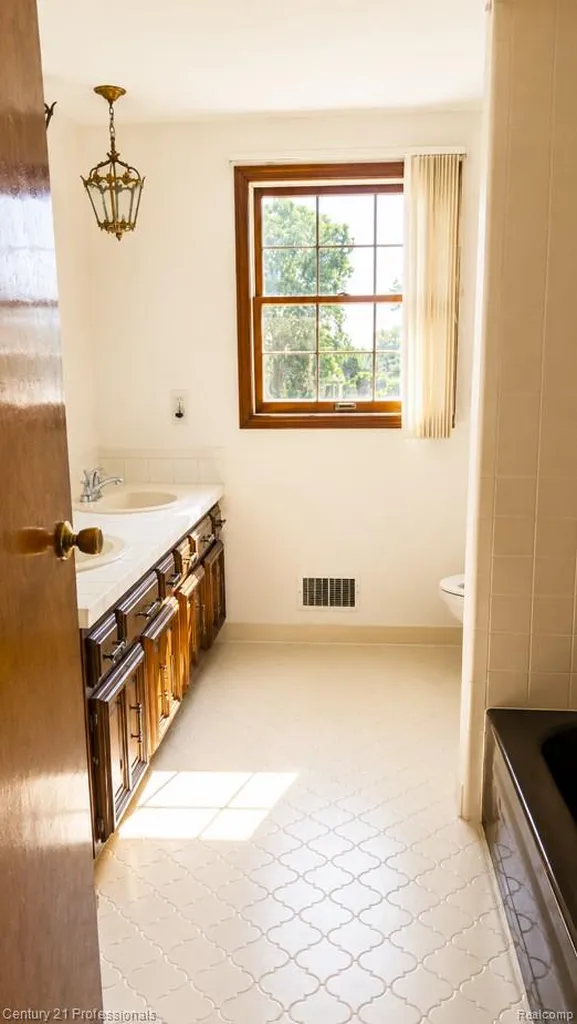 6075 Quaker Lane Washington Township MI 48094