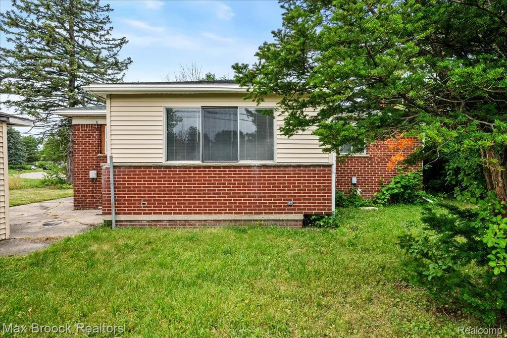 1913 Basil Lane Flint City MI 48504