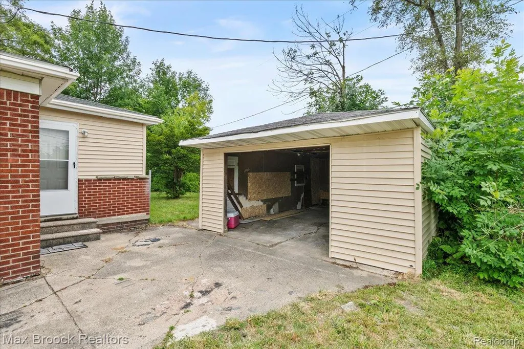 1913 Basil Lane Flint City MI 48504