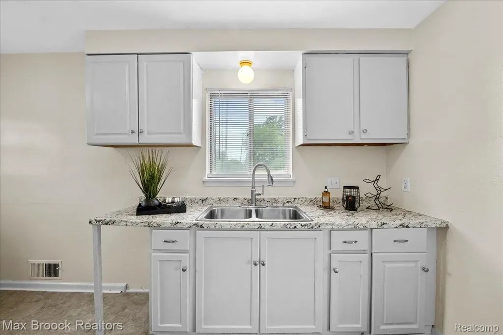 1913 Basil Lane Flint City MI 48504