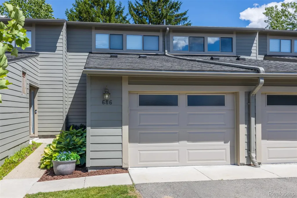 686 Peninsula Court Ann Arbor City MI 48105