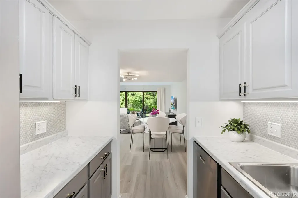 686 Peninsula Court Ann Arbor City MI 48105