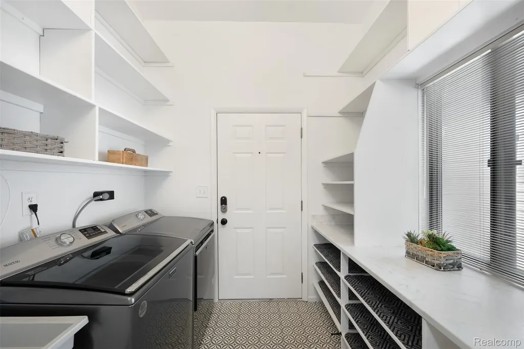 686 Peninsula Court Ann Arbor City MI 48105
