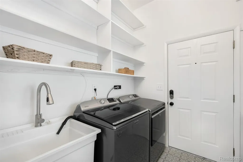 686 Peninsula Court Ann Arbor City MI 48105