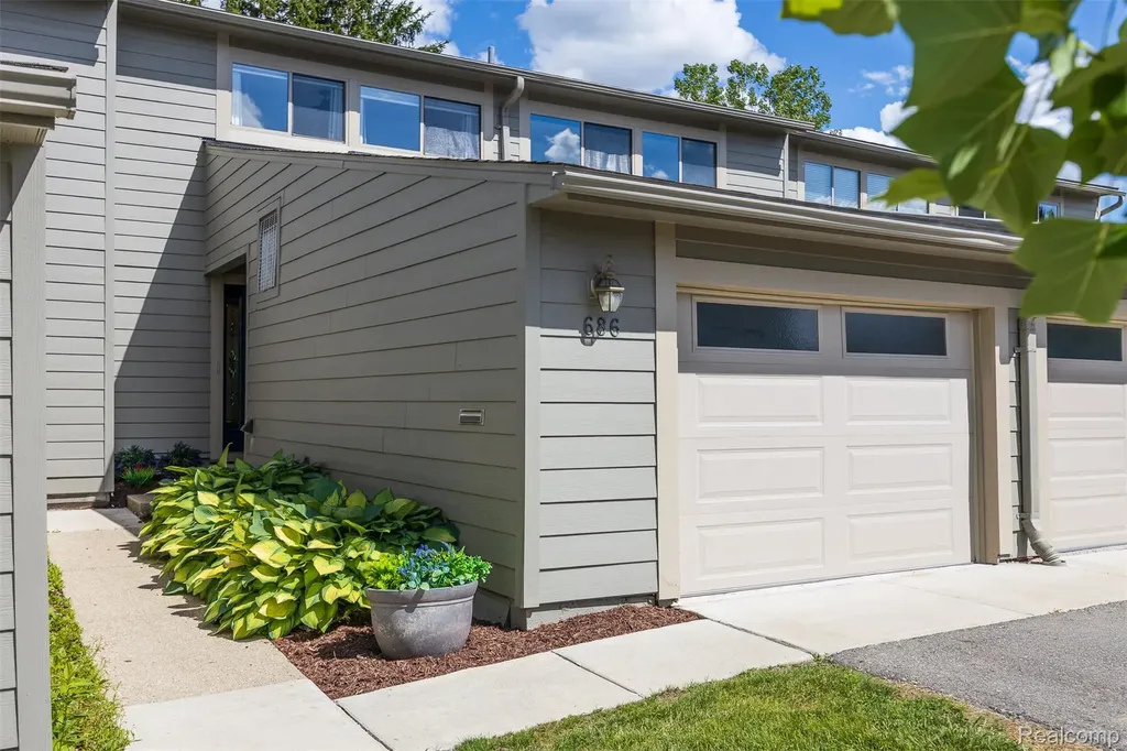 686 Peninsula Court Ann Arbor City MI 48105