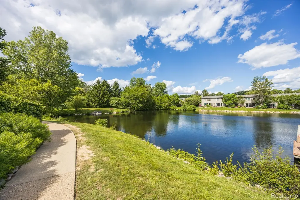 686 Peninsula Court Ann Arbor City MI 48105