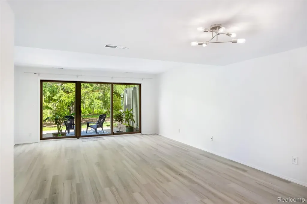 686 Peninsula Court Ann Arbor City MI 48105