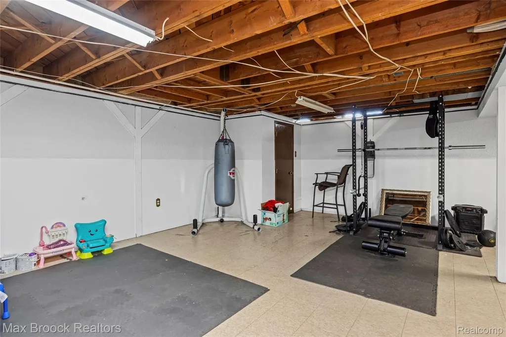 29501 Van Laan Drive Warren City MI 48092