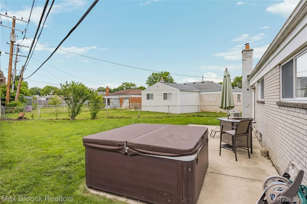 29501 Van Laan Drive Warren City MI 48092