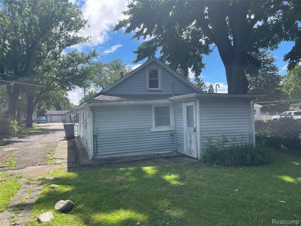 1093 Meadowlawn Drive Pontiac City MI 48340