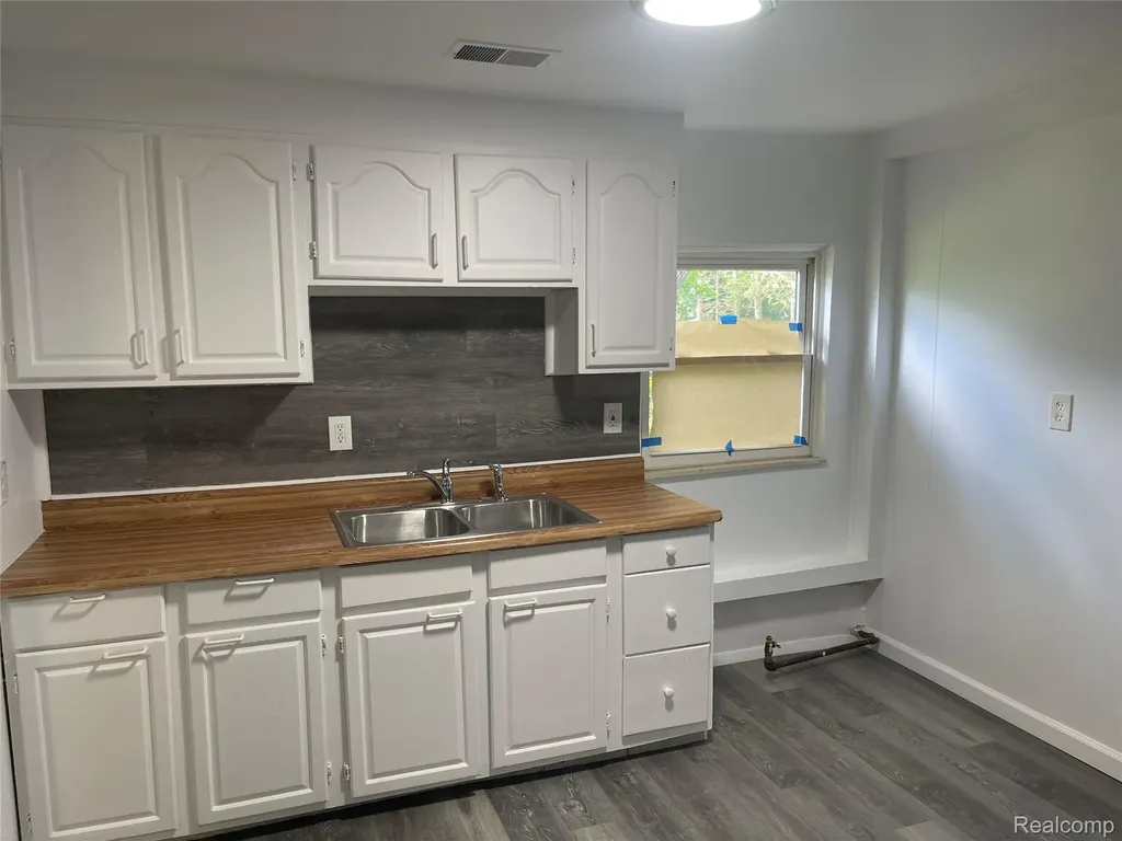 1093 Meadowlawn Drive Pontiac City MI 48340