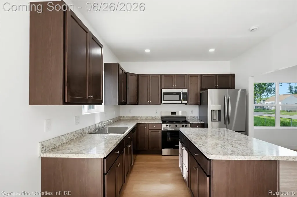 27824 Groveland Street Madison Heights City MI 48071