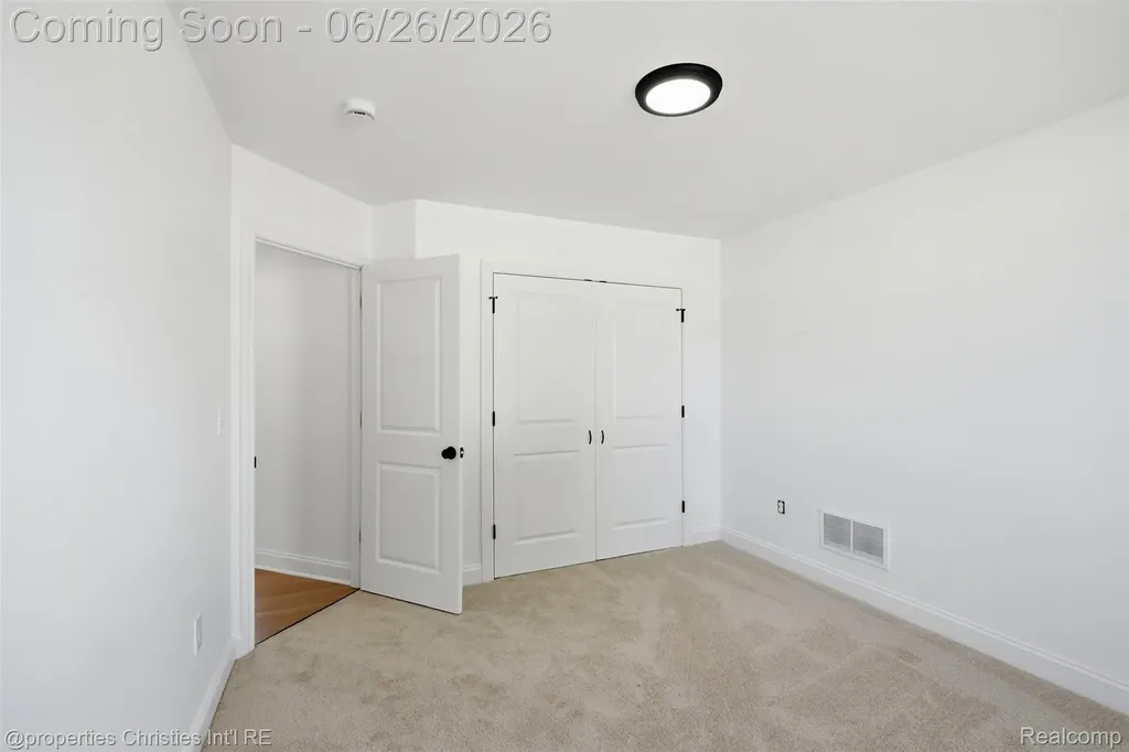 27824 Groveland Street Madison Heights City MI 48071