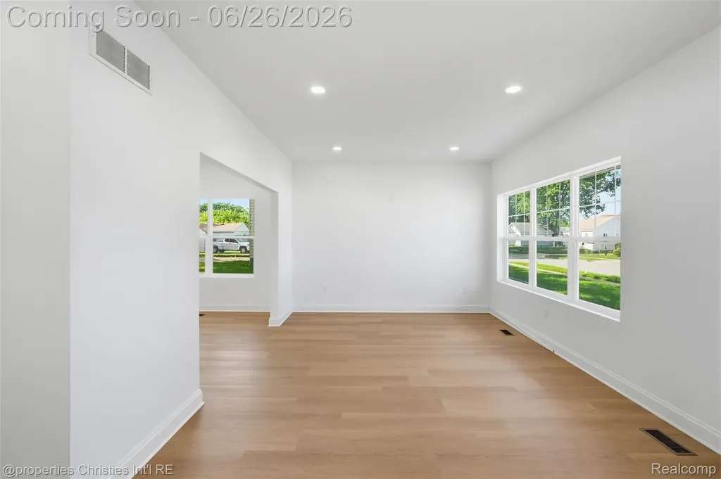 27824 Groveland Street Madison Heights City MI 48071