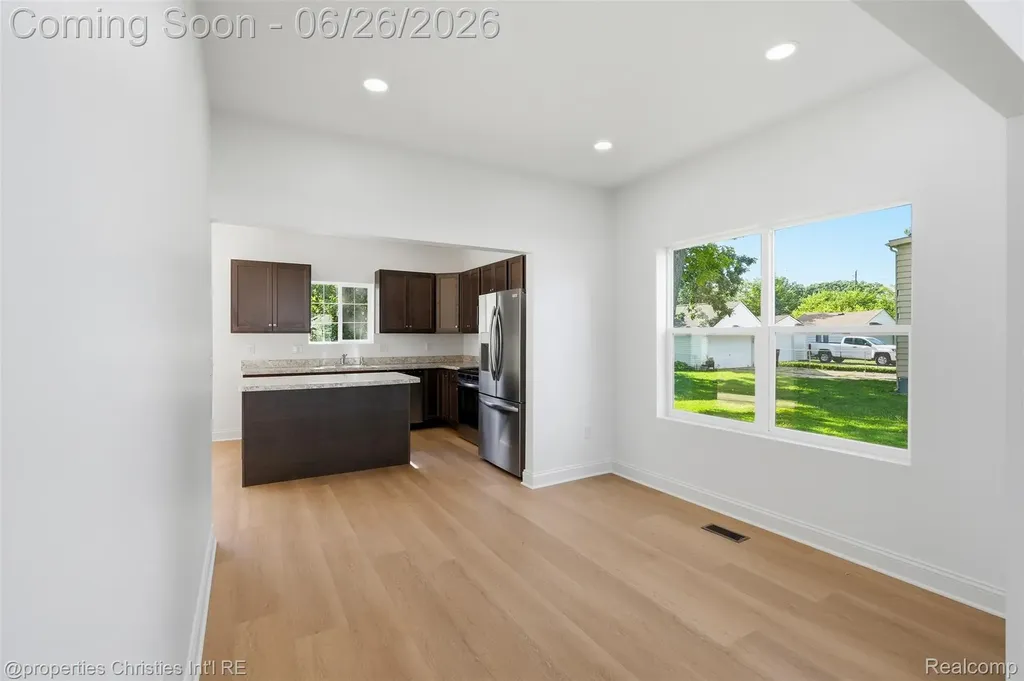 27824 Groveland Street Madison Heights City MI 48071