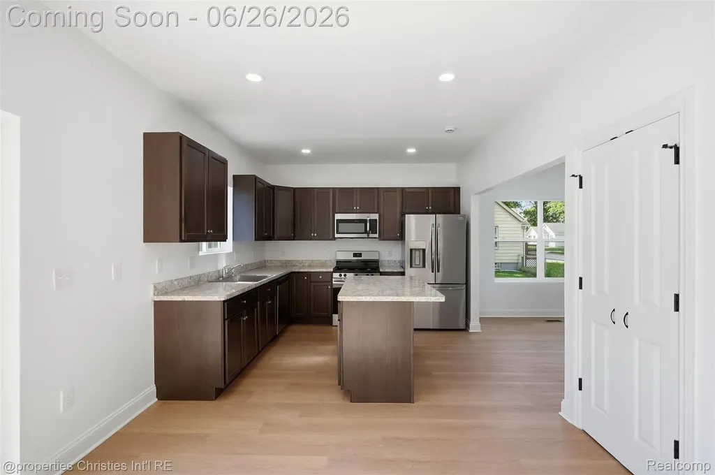 27824 Groveland Street Madison Heights City MI 48071