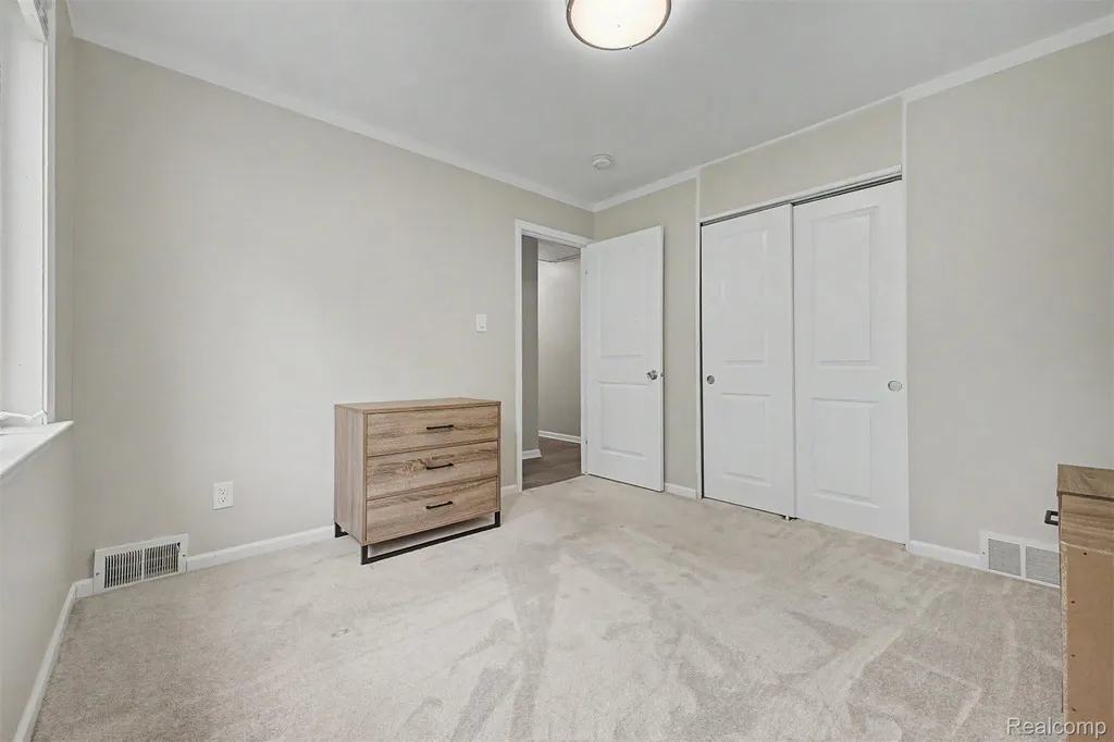 15516 Green Lane Avenue Livonia City MI 48154