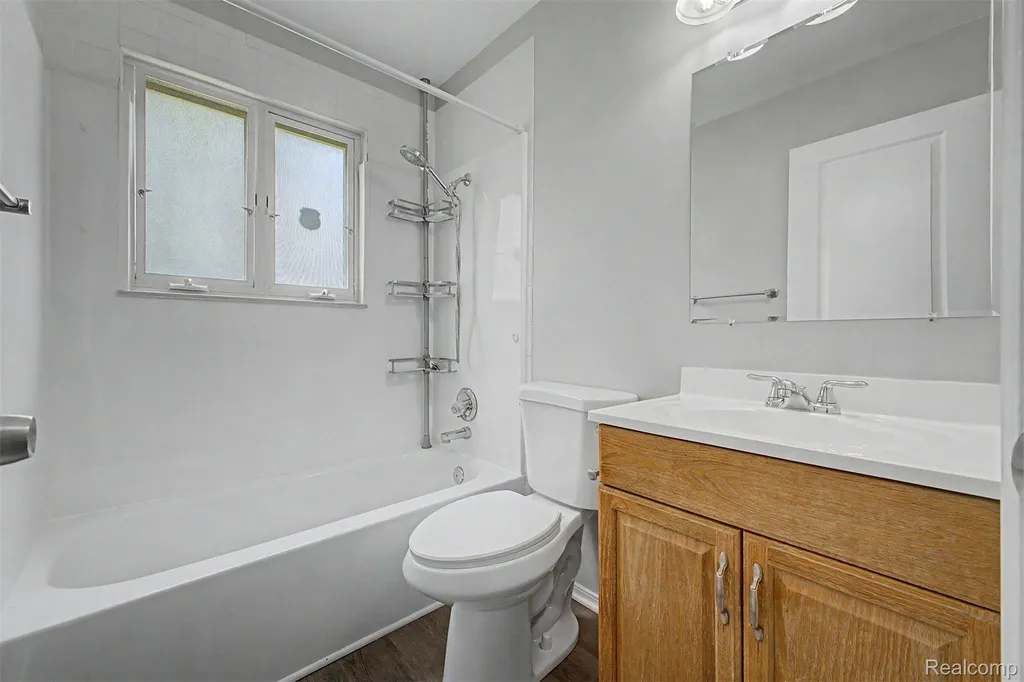 15516 Green Lane Avenue Livonia City MI 48154