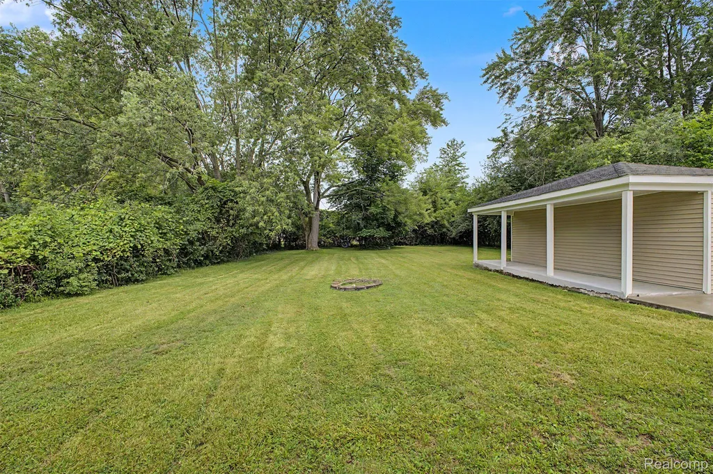 15516 Green Lane Avenue Livonia City MI 48154