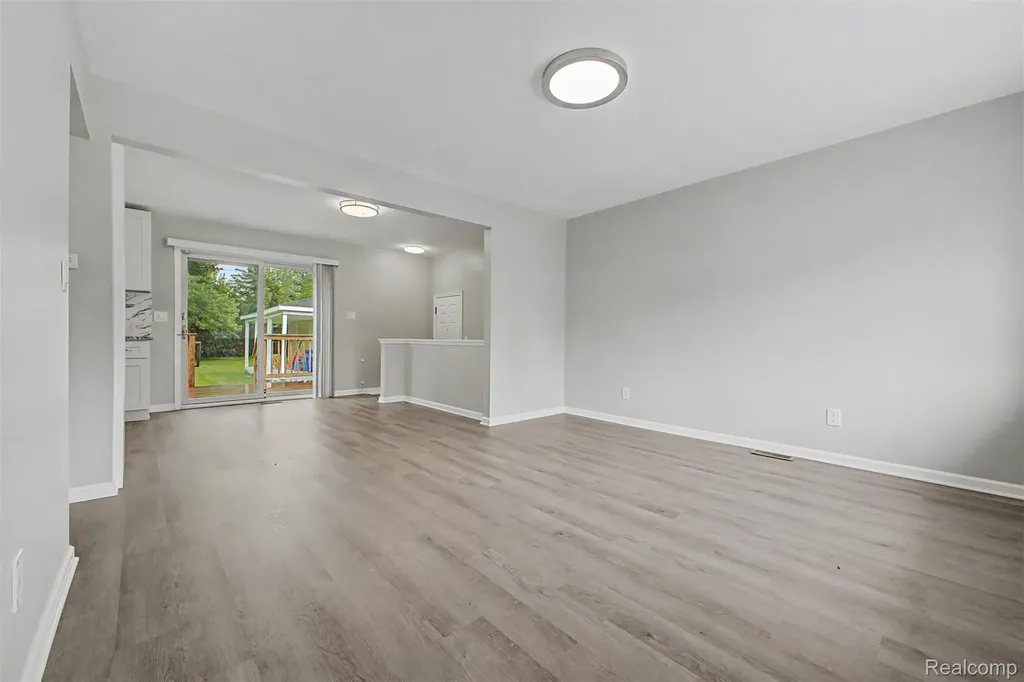 15516 Green Lane Avenue Livonia City MI 48154