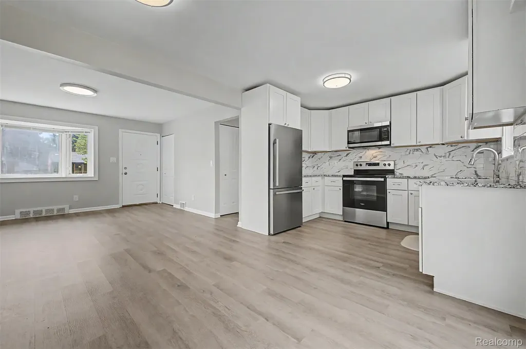 15516 Green Lane Avenue Livonia City MI 48154