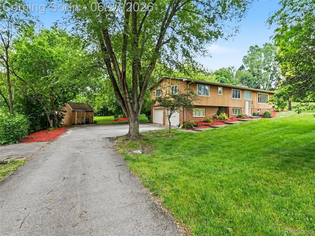 8614 Meadowland Court York Charter Township MI 48176