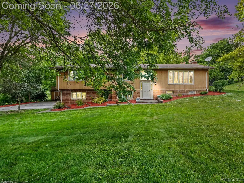 8614 Meadowland Court York Charter Township MI 48176