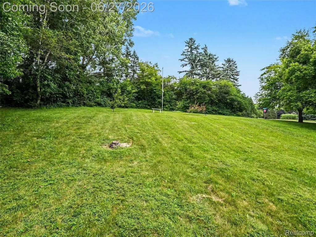 8614 Meadowland Court York Charter Township MI 48176