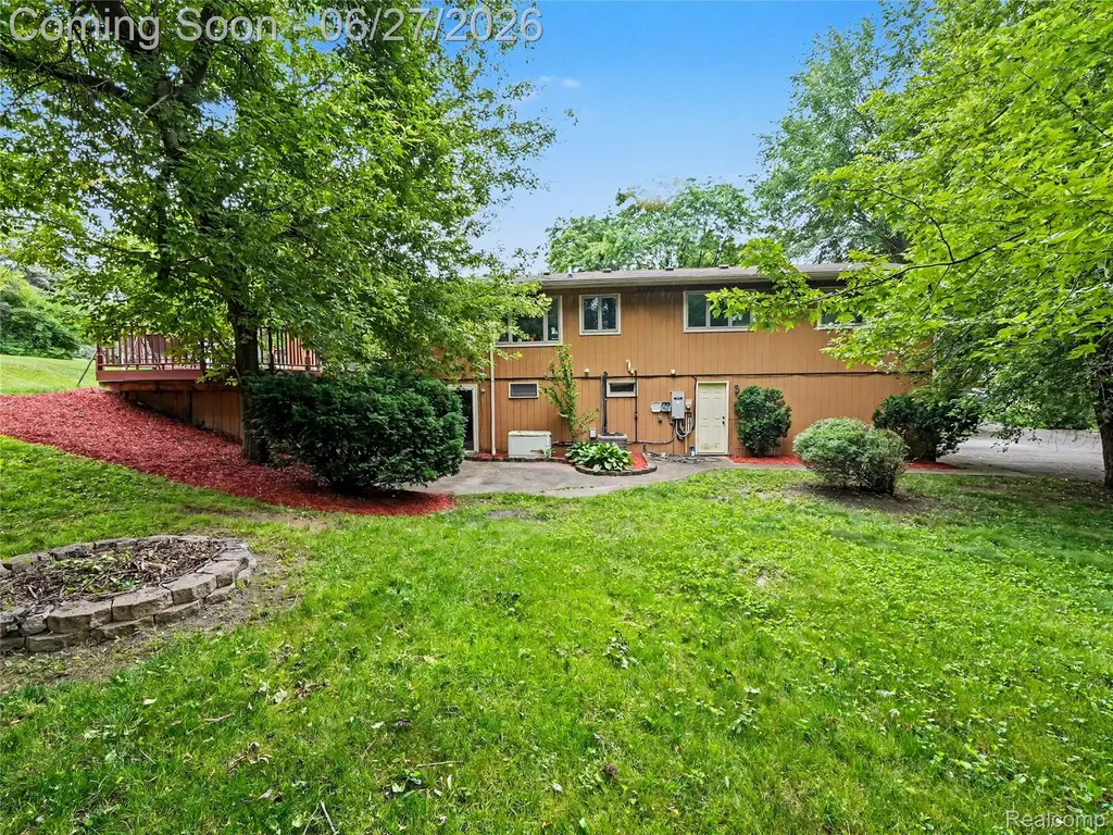 8614 Meadowland Court York Charter Township MI 48176