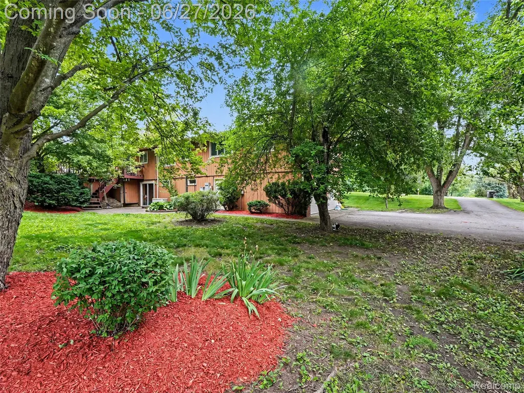 8614 Meadowland Court York Charter Township MI 48176