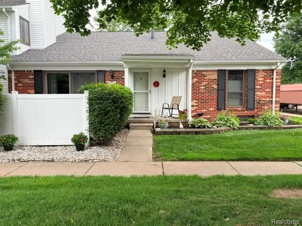 38726 Golfview Drive E Clinton Charter Township MI 48038