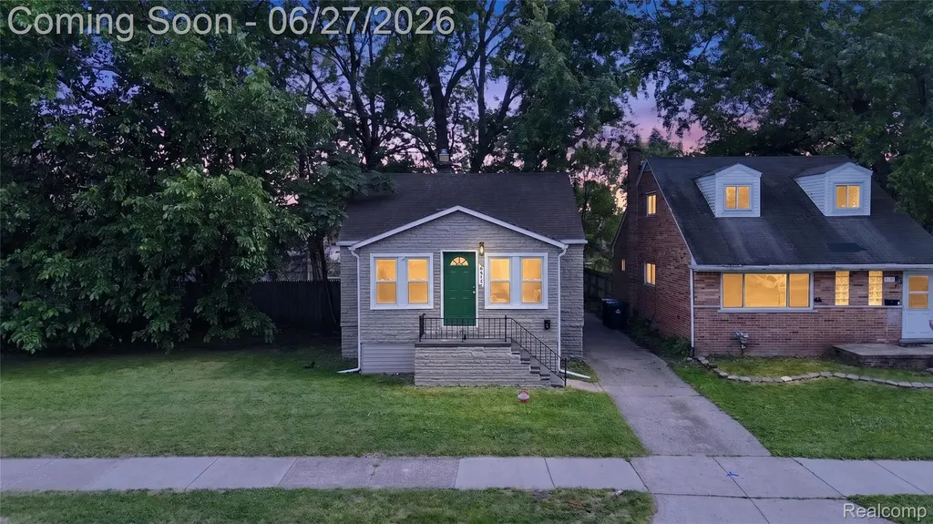 8512 Fisher Avenue Warren City MI 48089