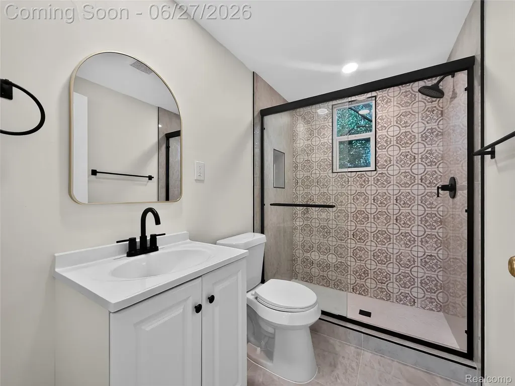 8512 Fisher Avenue Warren City MI 48089