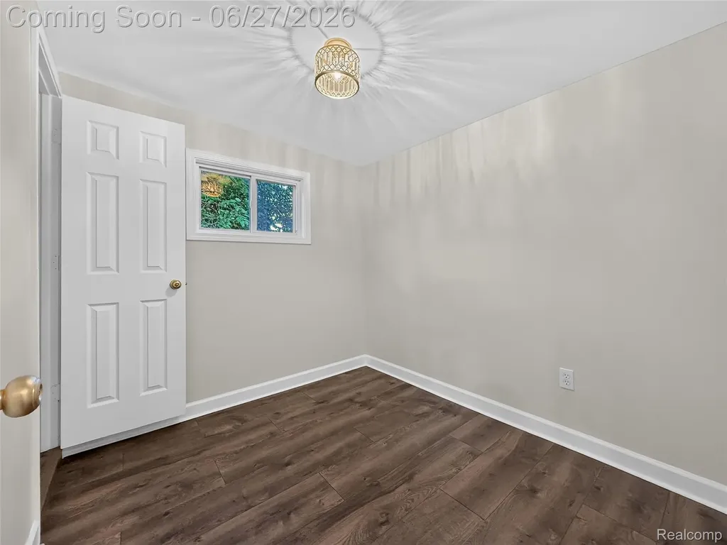 8512 Fisher Avenue Warren City MI 48089