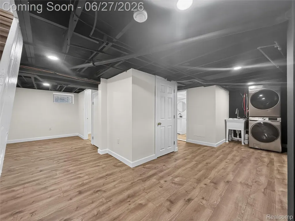 8512 Fisher Avenue Warren City MI 48089