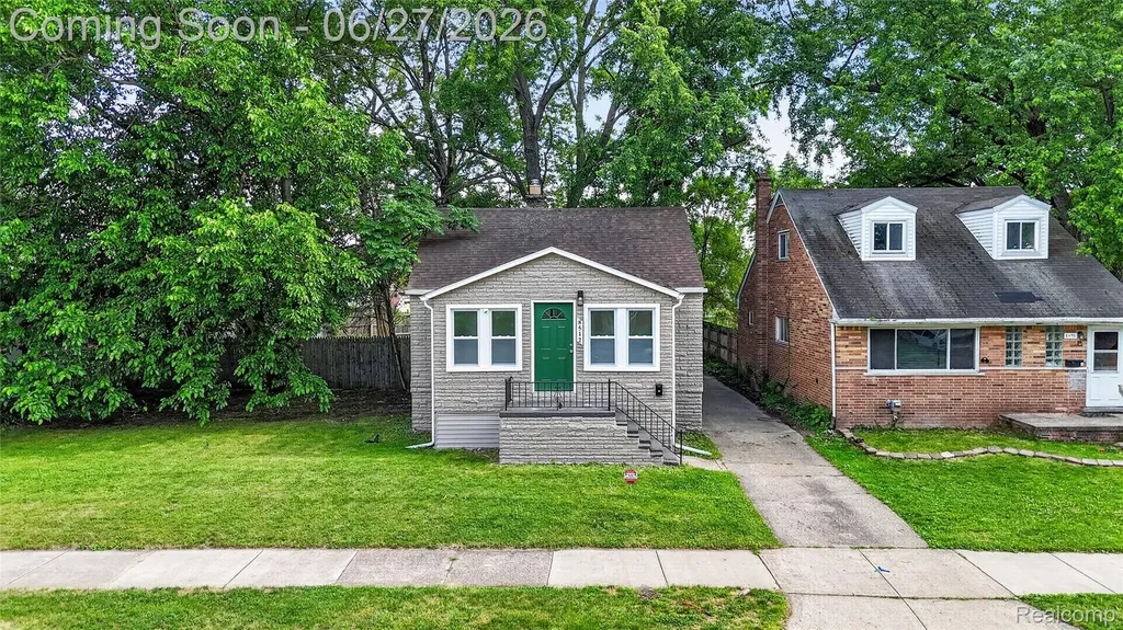 8512 Fisher Avenue Warren City MI 48089