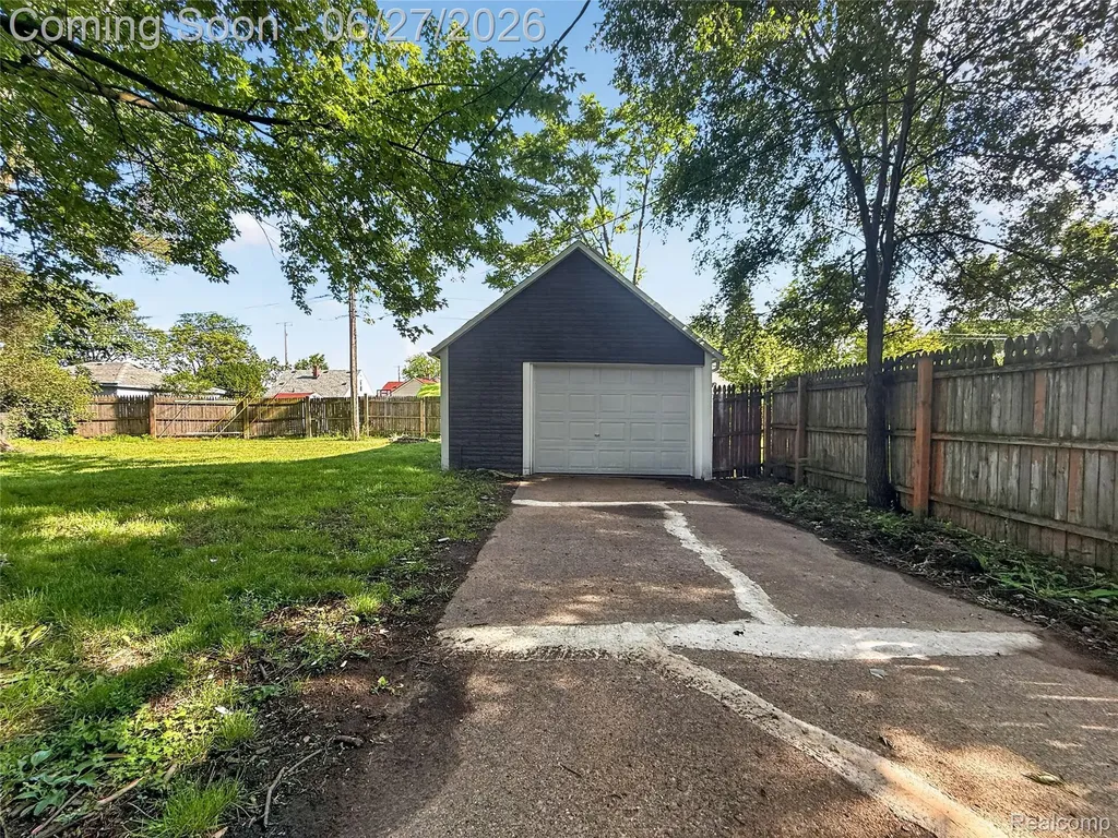8512 Fisher Avenue Warren City MI 48089