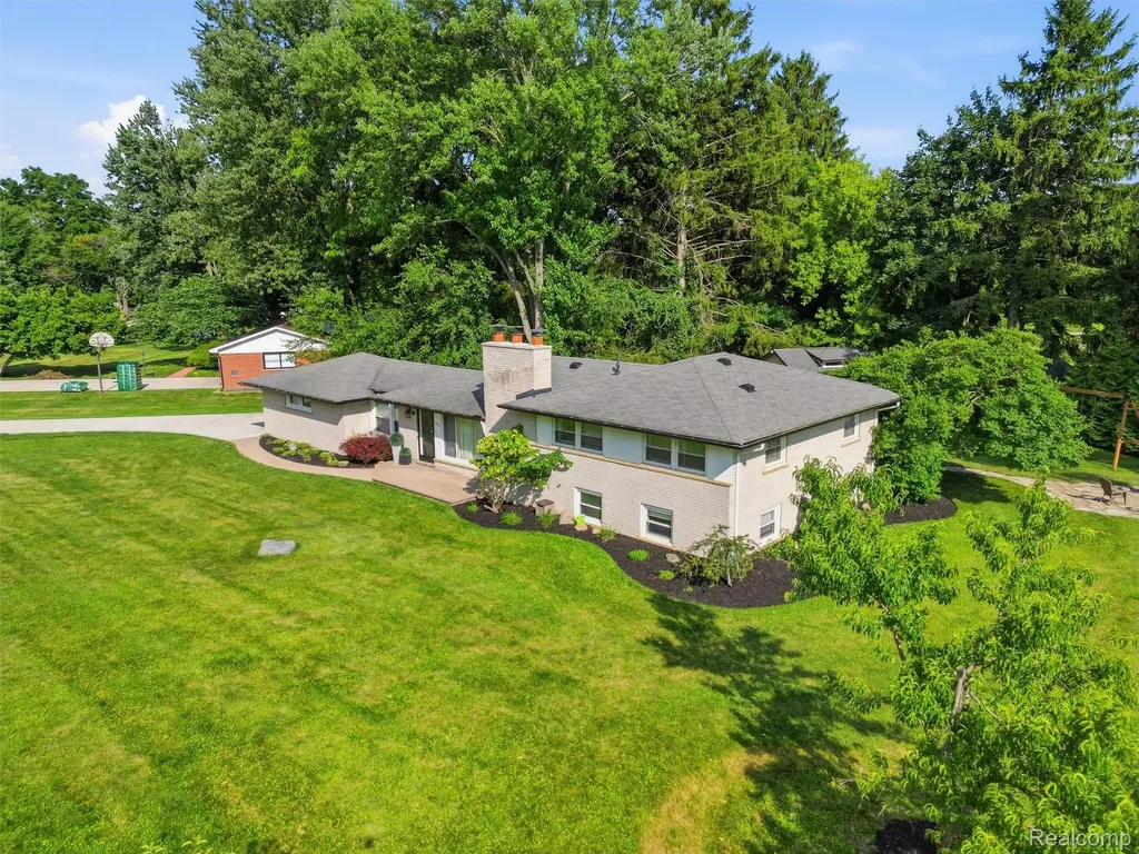 24741 Tudor Lane Franklin Village MI 48025