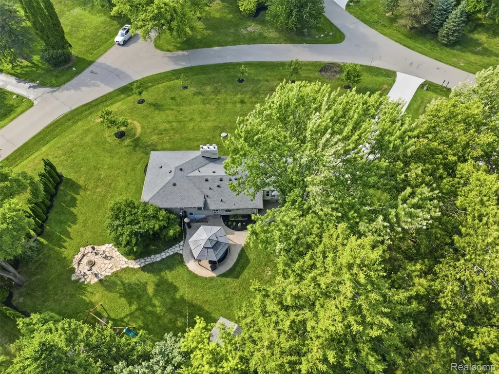 24741 Tudor Lane Franklin Village MI 48025