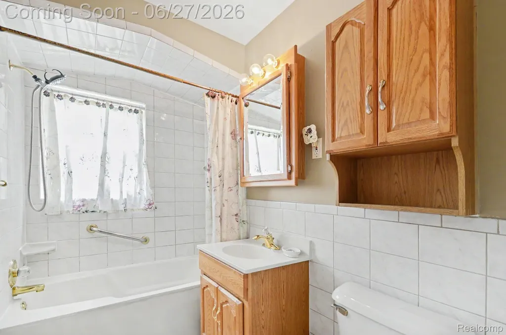 15832 Wakenden Redford Charter Township MI 48239